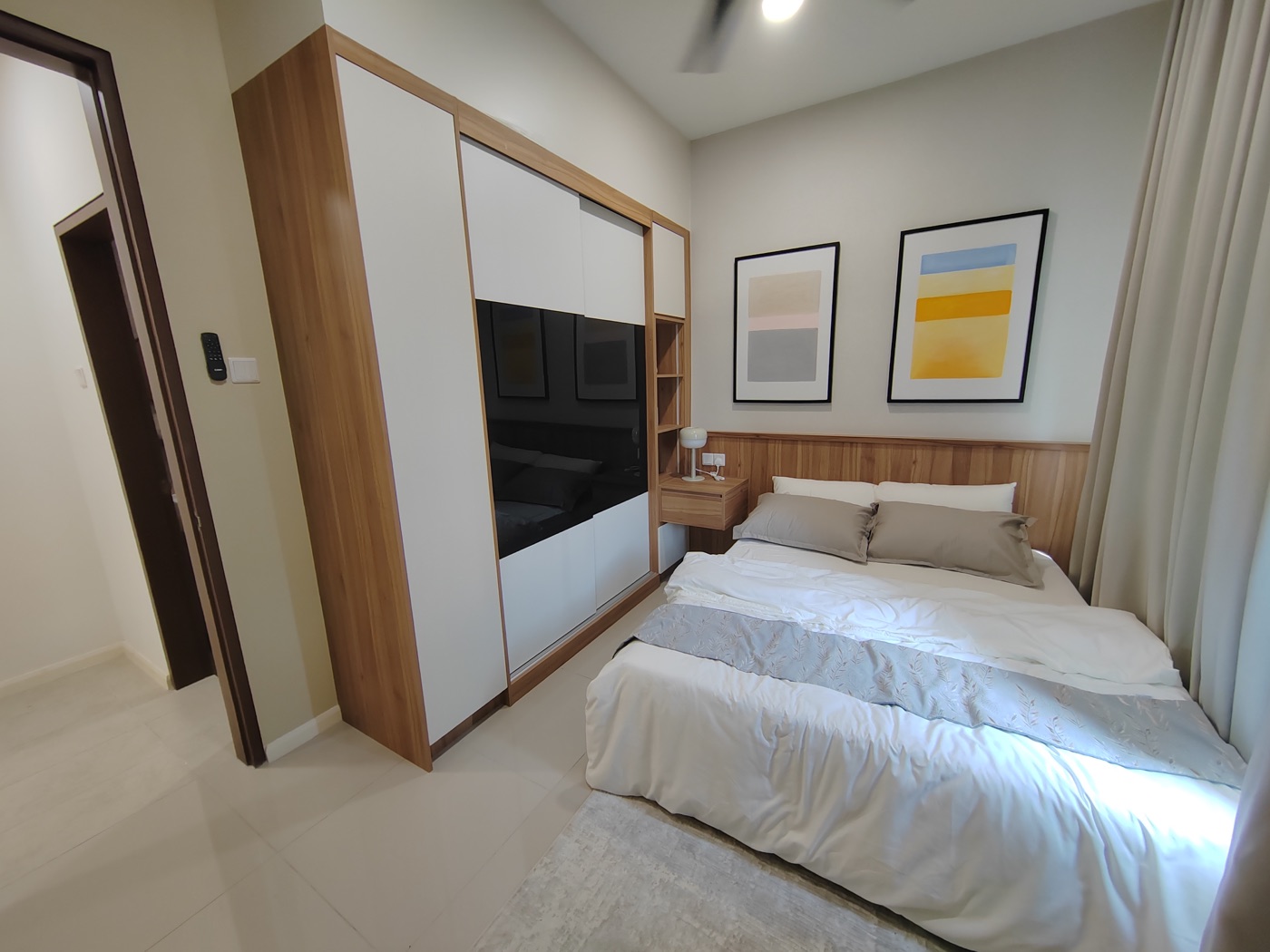 Foto bilik tidur tingkat bawah rumah contoh Adenia dengan katil dan almari