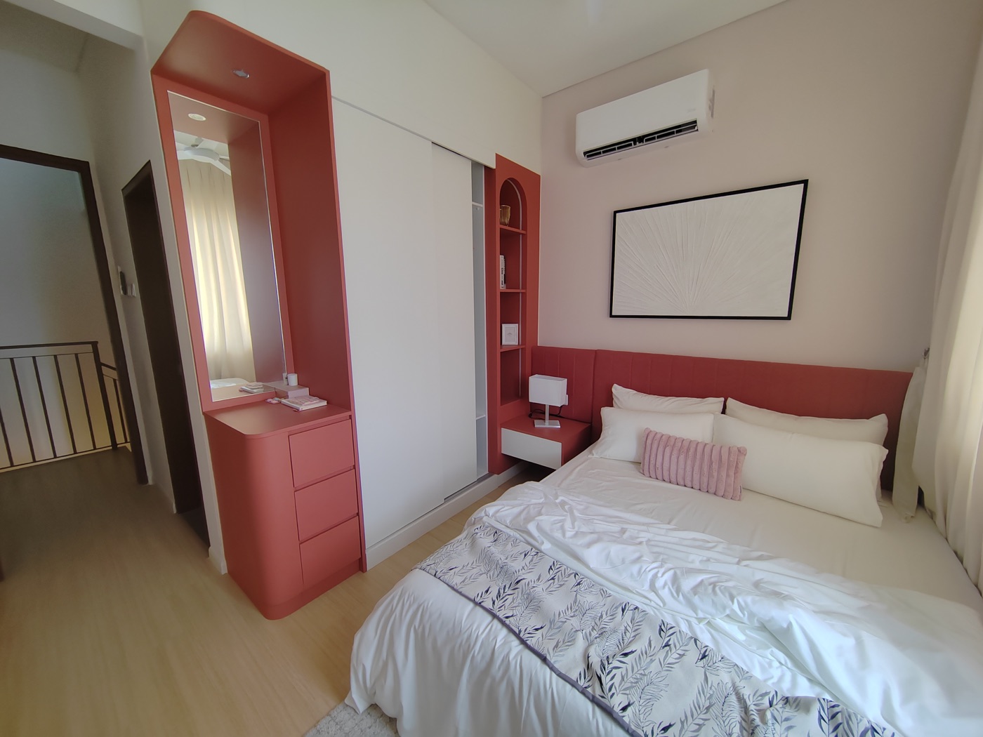 Foto bilik tidur tingkat atas rumah contoh Adenia dengan katil dan almari terbina berwarna merah bata