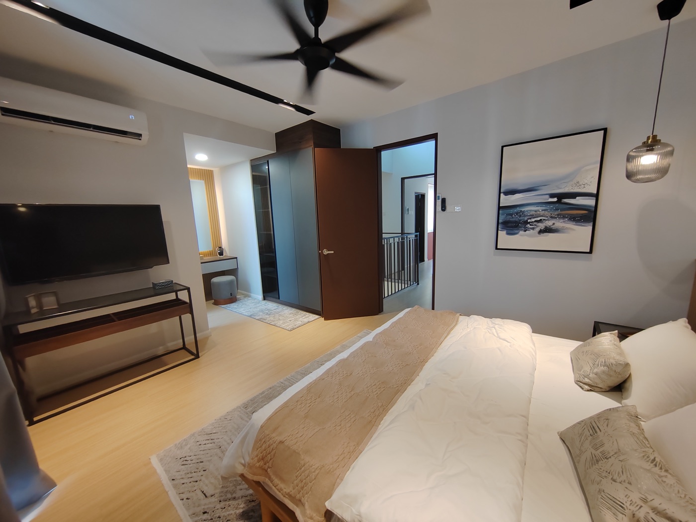 Foto bilik tidur utama rumah contoh Adenia dari sudut katil menghadap pintu dan ruang persalinan