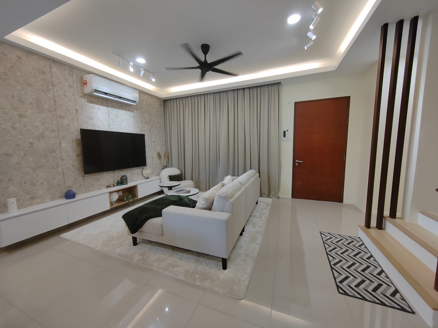 Foto ruang tamu rumah contoh Adenia menghadap pintu utama dan pintu gelangsar berlangsir