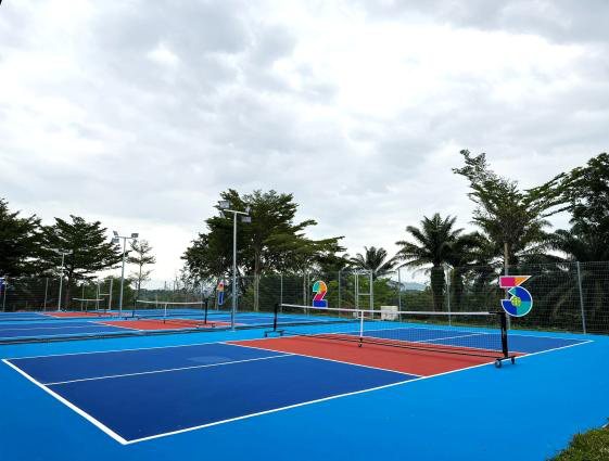 Foto sebenar gelanggang pickleball biru dan merah di BTP Social Club, Bandar Tasik Puteri