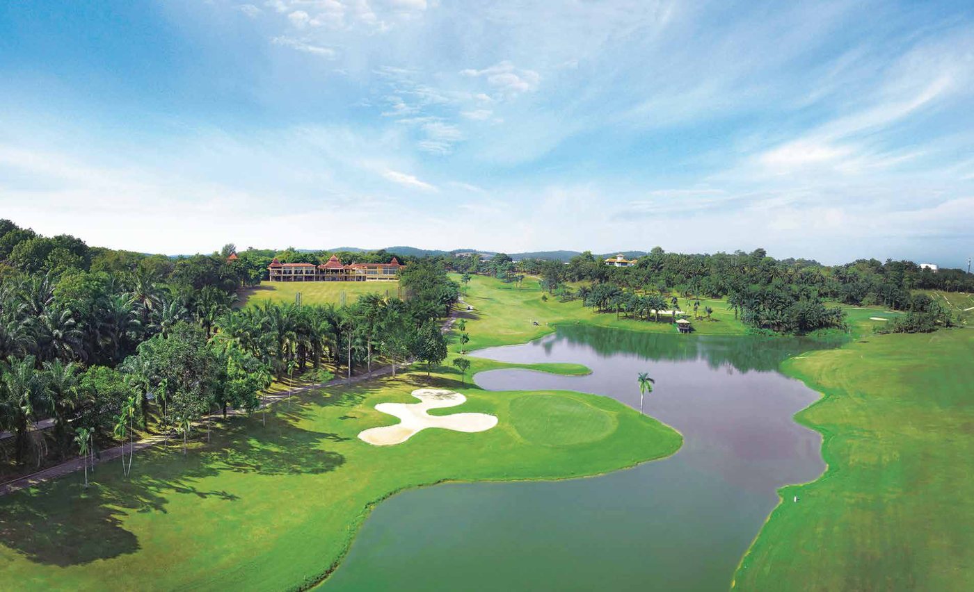 Foto udara sebenar Kelab Golf dan Desa Tasik Puteri dengan padang hijau, tasik dan rumah kelab