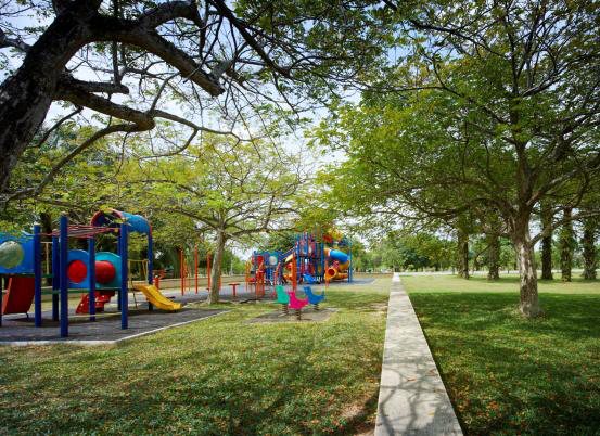 Foto sebenar taman permainan kanak-kanak di Taman Pusat 33 ekar Bandar Tasik Puteri dengan pokok rendang