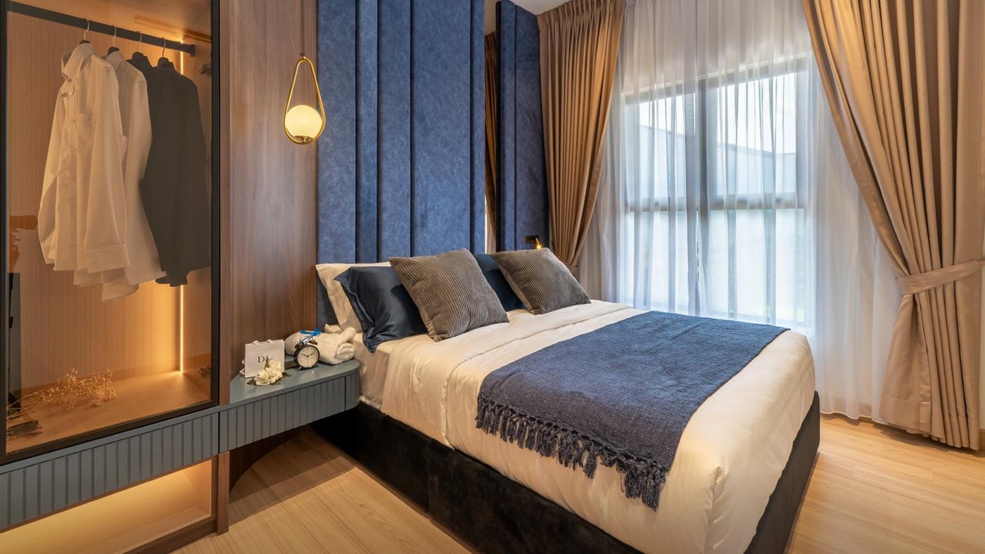 Foto show unit Ara Residences Jenis A: bilik tidur utama dengan katil, almari terbuka dan langsir