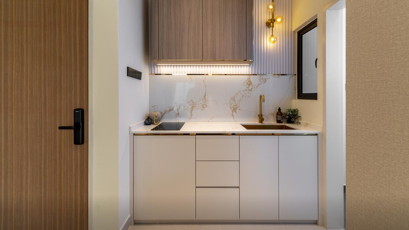 Foto show unit Ara Residences Jenis A: dapur lurus dengan kabinet atas dan bawah, hob dan sinki