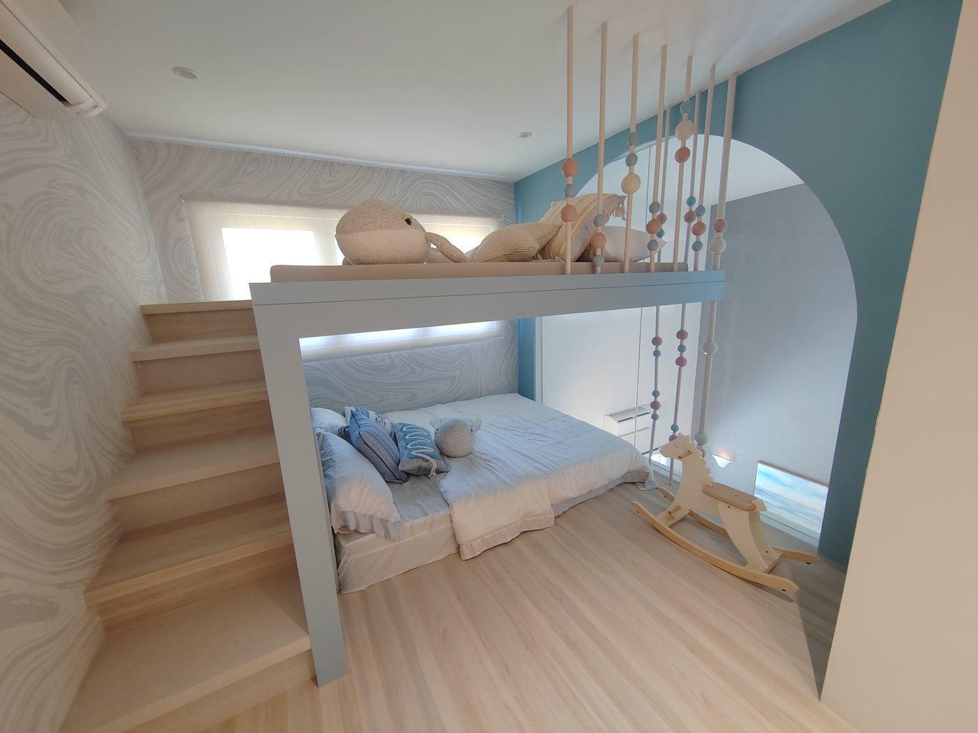 Foto show unit Aulica: bilik tidur dengan platform loteng kayu dan tangga, katil di bawah platform