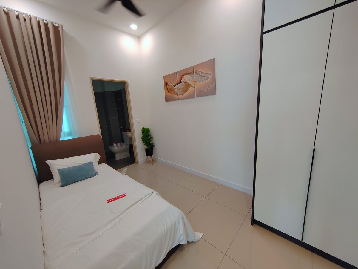 Bilik tidur di tingkat bawah rumah contoh Bentara Jalan Bangau dengan lantai jubin dan almari putih