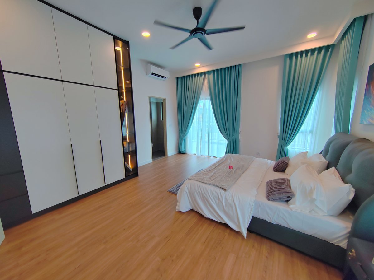Bilik tidur utama rumah contoh Bentara Jalan Bangau dengan lantai kayu berlamina, almari putih dan katil