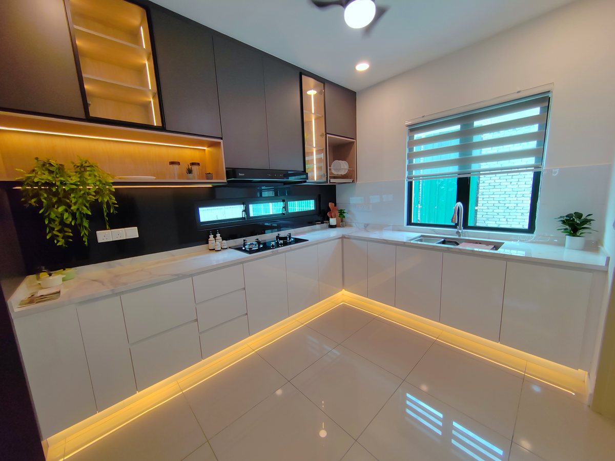 Ruang dapur rumah contoh Bentara Jalan Bangau dengan kabinet bentuk L, tingkap dan lantai jubin