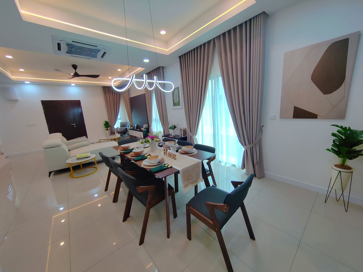 Ruang makan rumah contoh Bentara Jalan Bangau bersambung dengan ruang tamu, lantai jubin dan meja makan enam kerusi