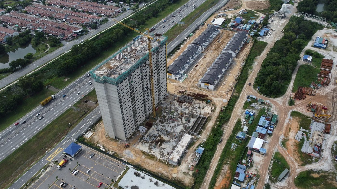 Foto udara sebenar tapak BSP Sutera dari sudut lebuh raya, menunjukkan blok apartmen dalam pembinaan, November 2025