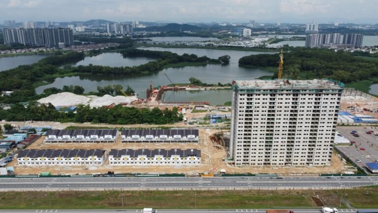 Foto udara sebenar blok apartmen BSP Sutera dalam pembinaan dengan tasik di belakang