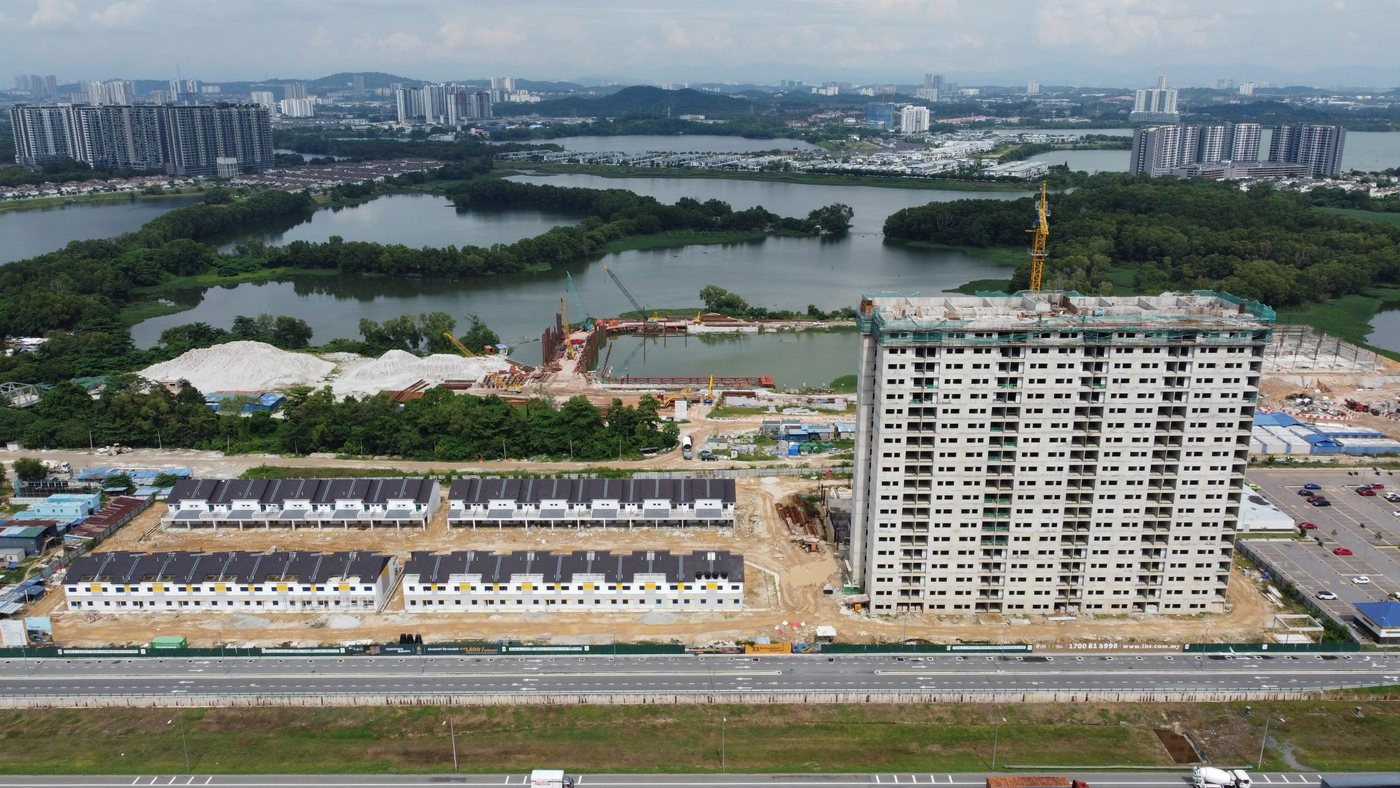 BSP Sutera — Bandar Saujana Puchong — Foto udara sebenar blok apartmen BSP Sutera dalam pembinaan dengan tasik di belakang