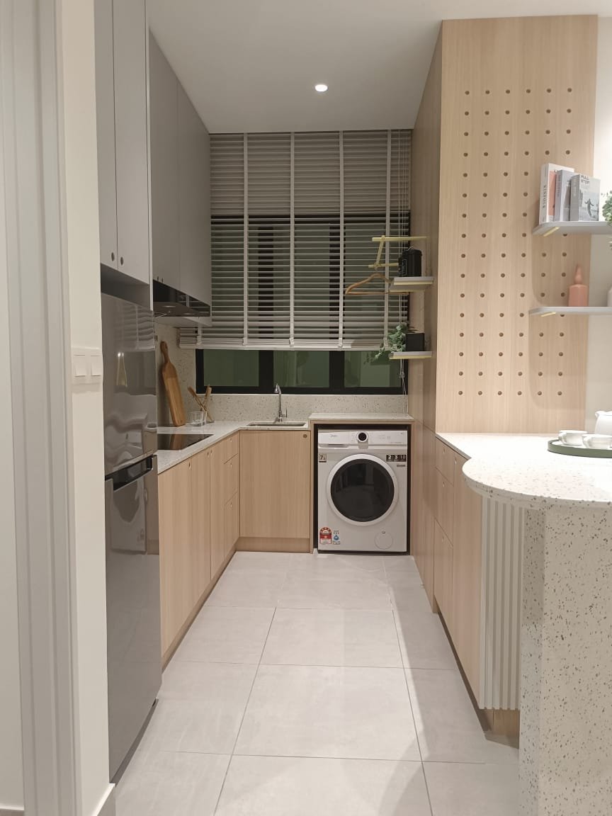 Foto dapur rumah contoh D’Parc · Hiasan dan kelengkapan untuk paparan