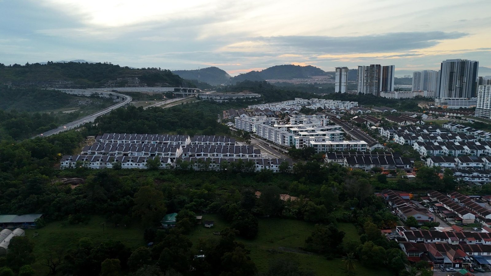 Foto persekitaran dari arah tenggara dalam kit Palm Elite · Pemandangan bergantung pada unit