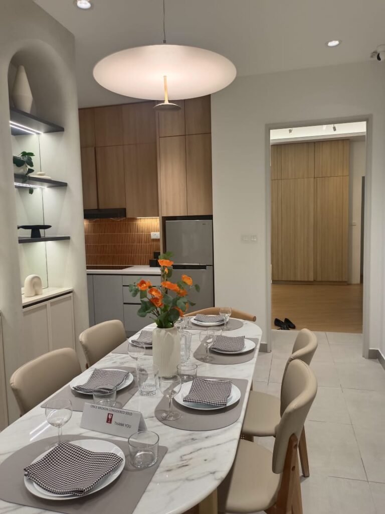 Ruang makan rumah contoh D’Parc