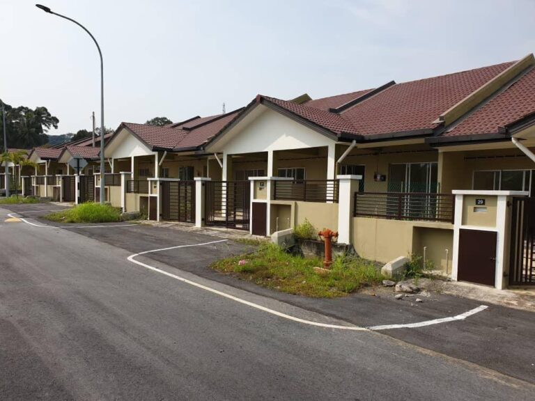 Foto sebenar tapak: deretan rumah teres setingkat siap dengan bumbung genting merah, anjung kereta, pagar besi dan tiang pagar