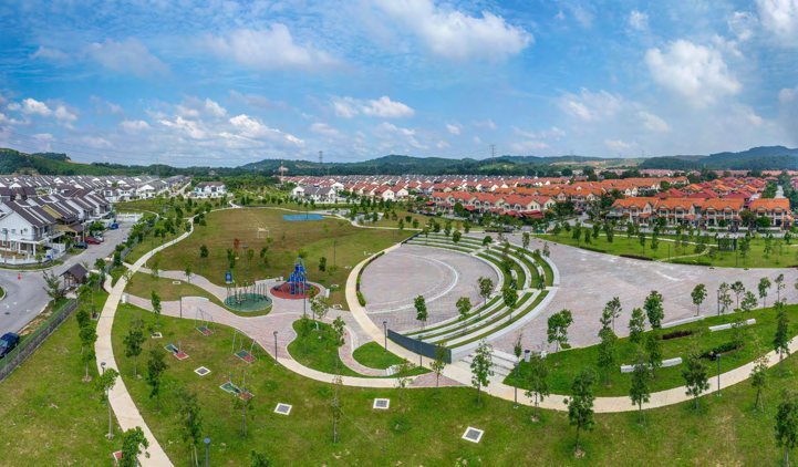 Foto udara taman awam Central Park Alam Suria dengan amfiteater, laluan pejalan kaki dan taman permainan dikelilingi rumah teres