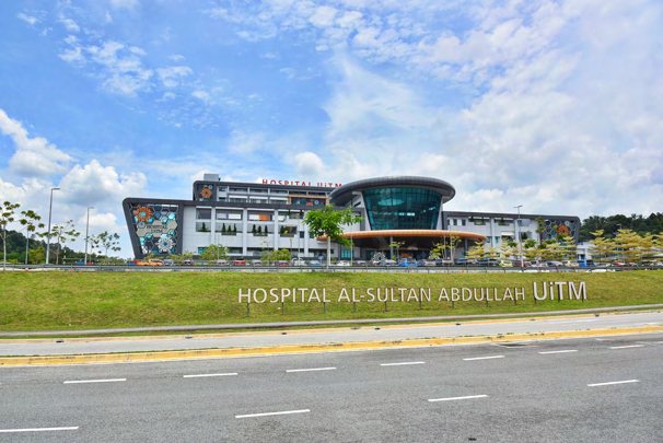 Foto bangunan Hospital Al-Sultan Abdullah UiTM di Puncak Alam dari tepi jalan