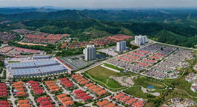 Foto udara kawasan Alam Suria menunjukkan rumah teres, deretan kedai, blok pangsapuri sedia ada dan taman awam