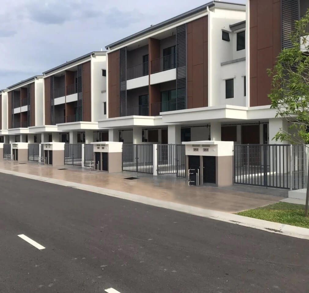 Elegan Residensi — Puchong — Foto sebenar deretan townhouse tiga tingkat Elegan Residensi di Puchong