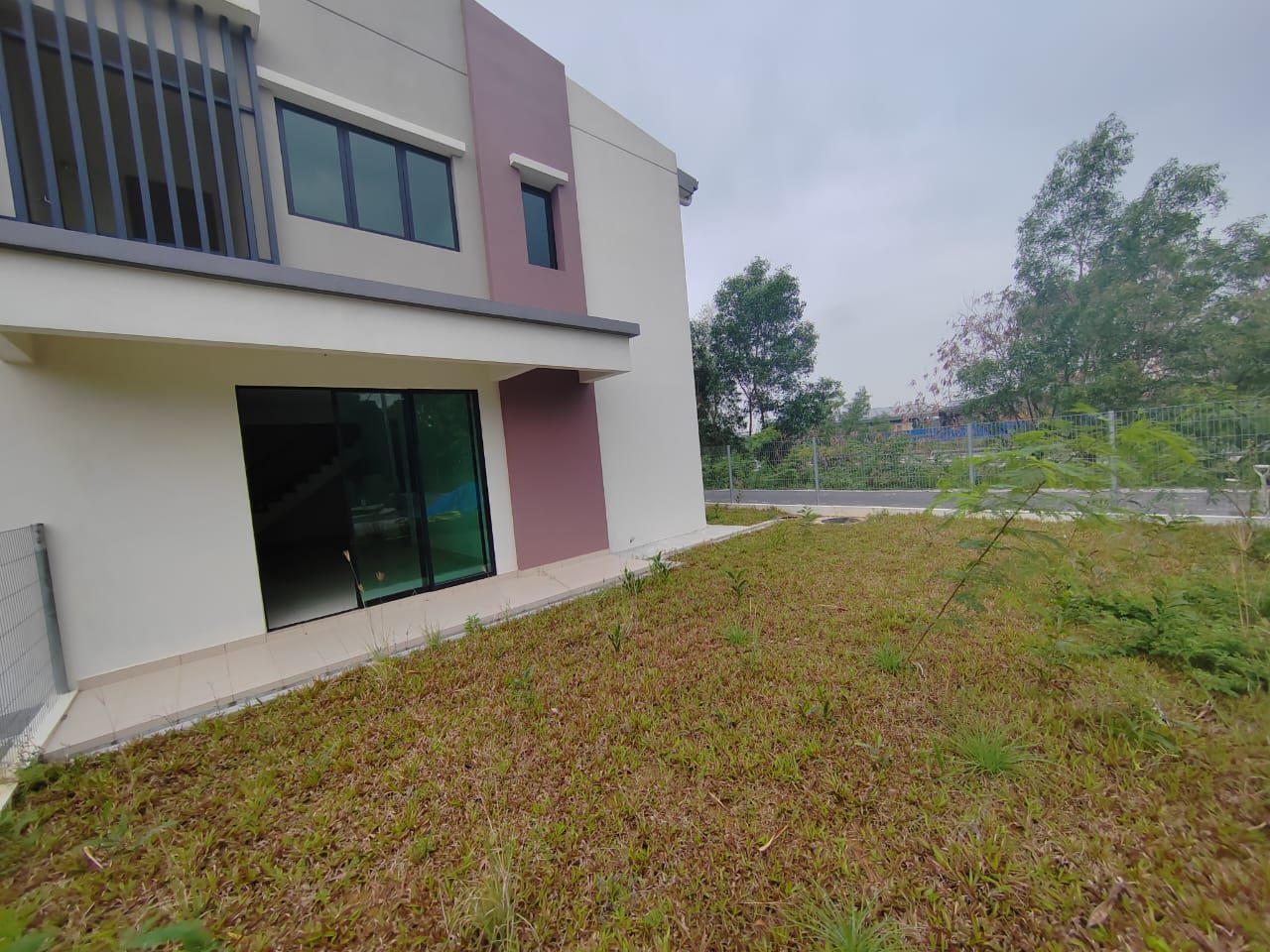 Foto sebenar laman rumput sisi unit bawah lot sudut Elegan Residensi dengan pintu kaca gelangsar