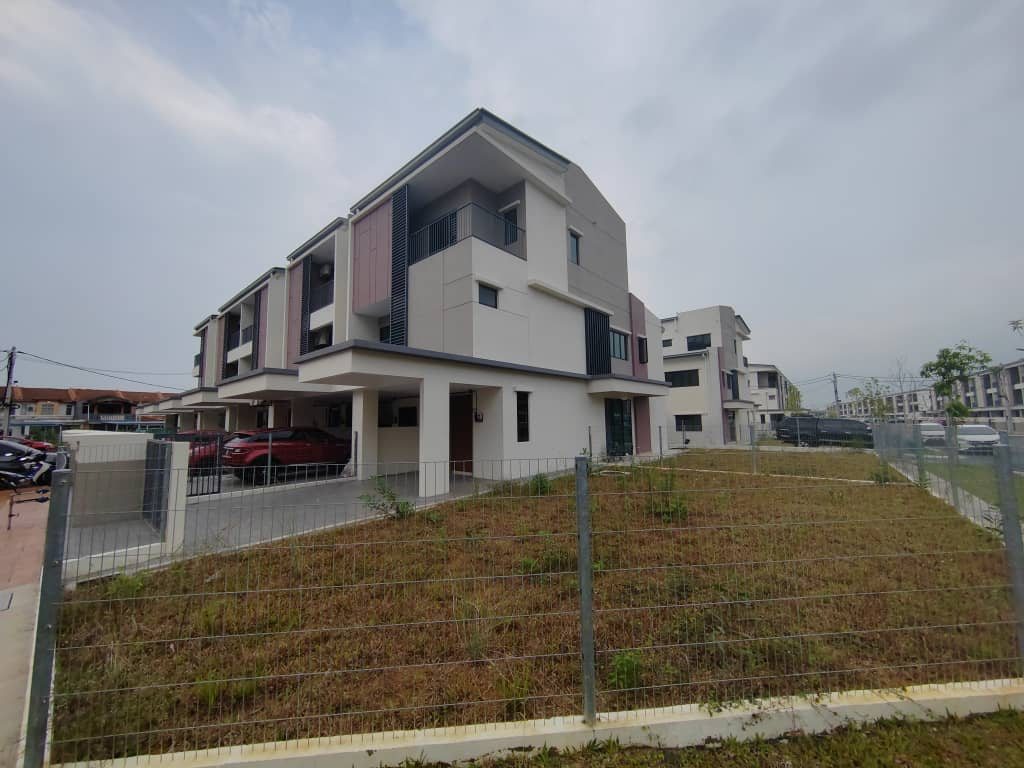 Foto sebenar bangunan townhouse lot sudut Elegan Residensi dengan laman rumput sisi berpagar