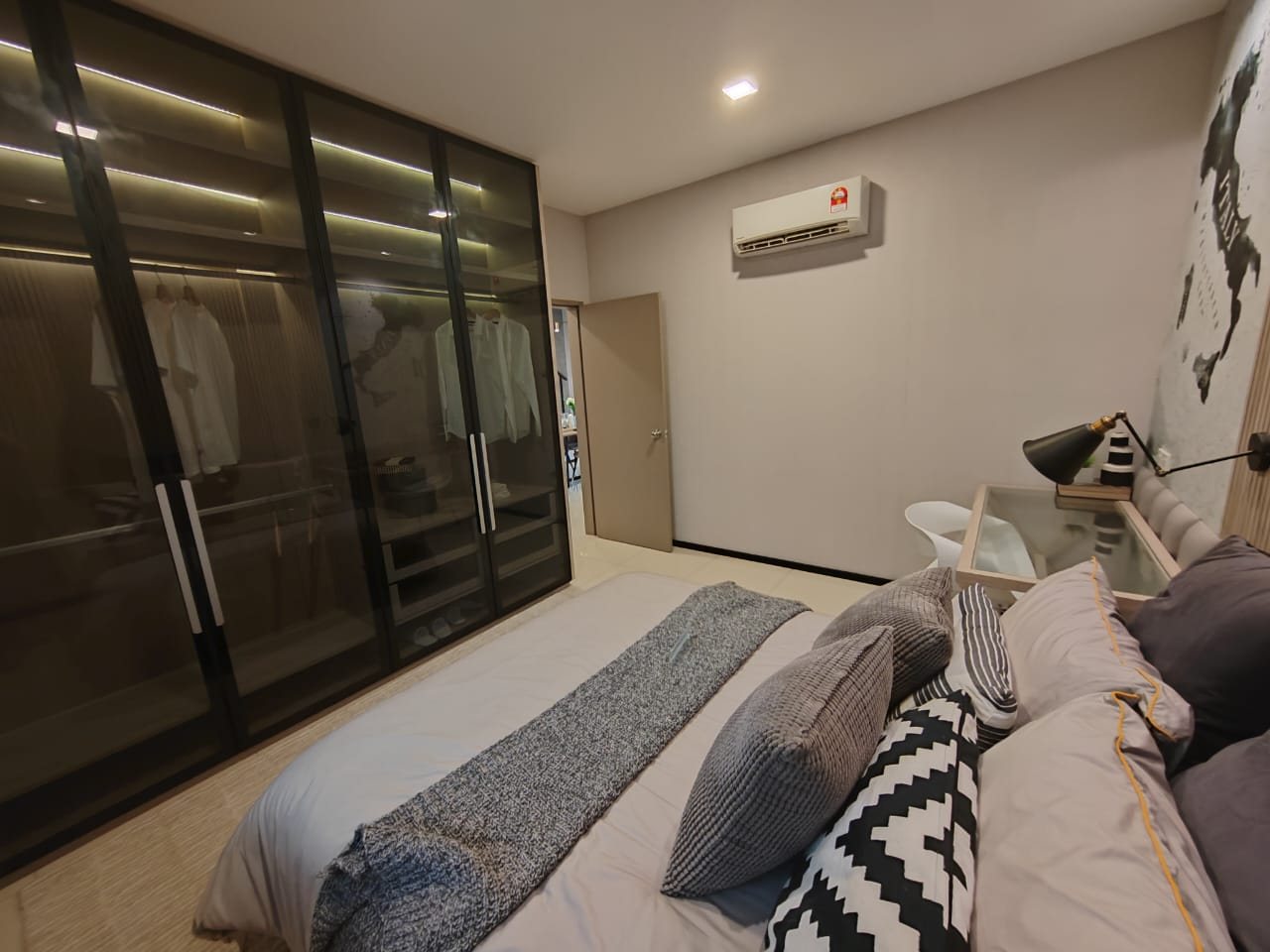 Foto show unit Elegan Residensi: bilik tidur dengan katil, almari pakaian berpintu kaca dan penghawa dingin
