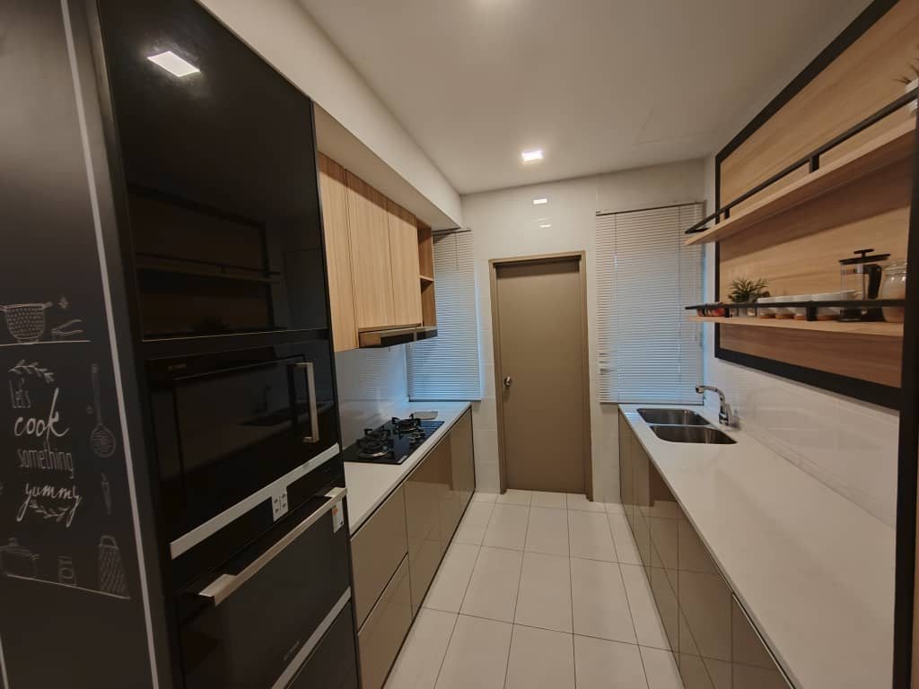Foto show unit Elegan Residensi: dapur dengan kabinet atas dan bawah, dapur gas dan sinki