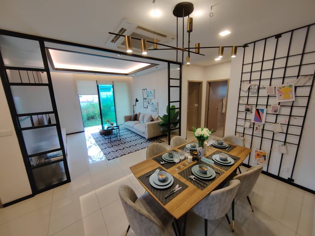 Foto show unit Elegan Residensi: ruang makan dengan meja kayu dan ruang tamu dengan sofa, dihias dengan perabot