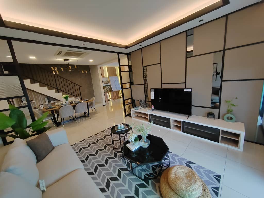 Foto show unit Elegan Residensi: ruang tamu dengan sofa dan kabinet TV, tangga ke tingkat atas di belakang
