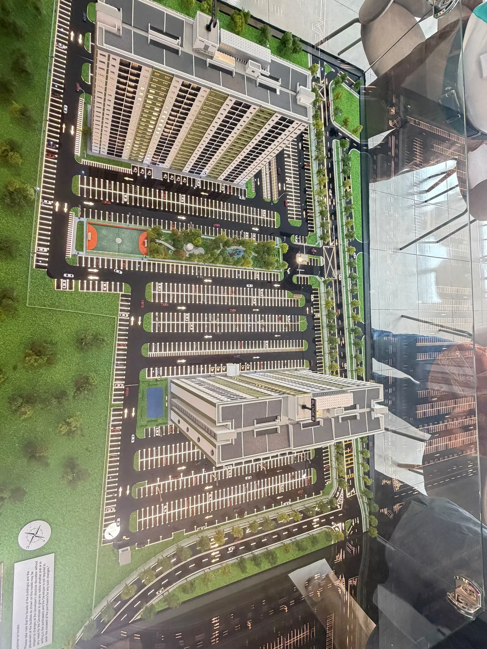 Foto sebenar model blok kediaman dan parkir Gardens Idaman
