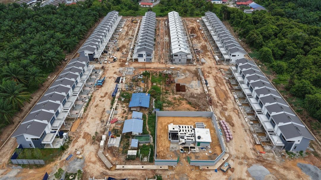 Foto dron tapak Harmoni Indah menunjukkan deretan rumah teres dua tingkat dalam pembinaan