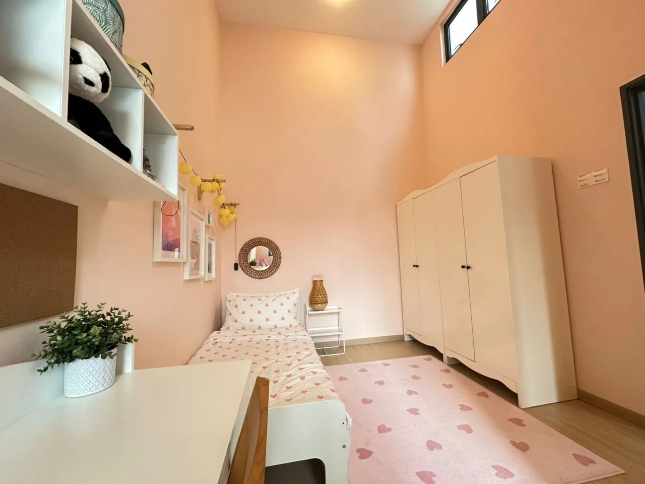 Foto rumah contoh bilik tidur kanak-kanak dengan siling tinggi dan almari