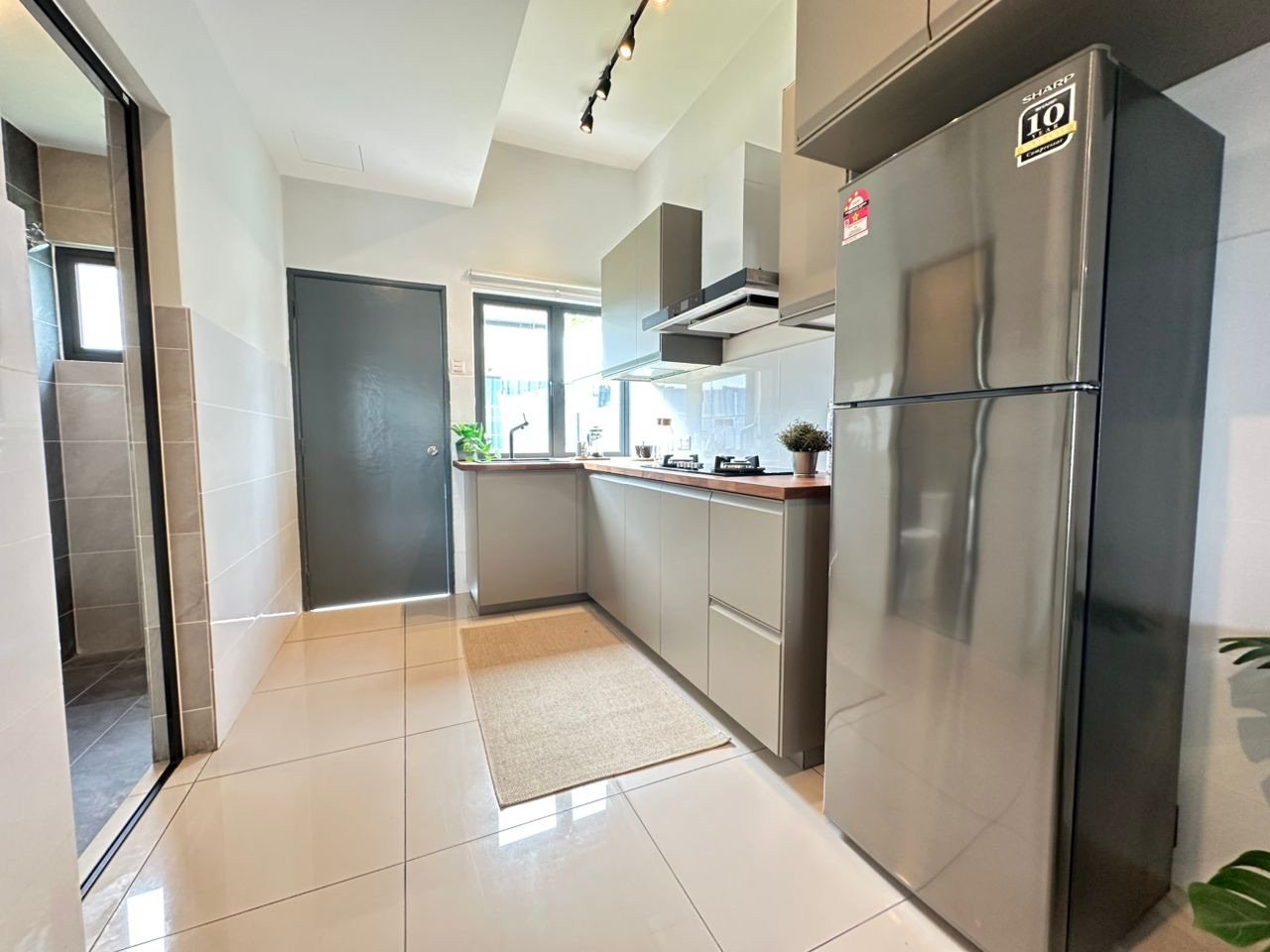 Foto rumah contoh ruang dapur dengan kabinet dan peti sejuk