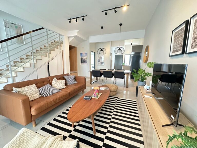 Foto rumah contoh Taman Idaman Jiwa 1: ruang tamu dan ruang makan terbuka dengan tangga, sofa dan hiasan