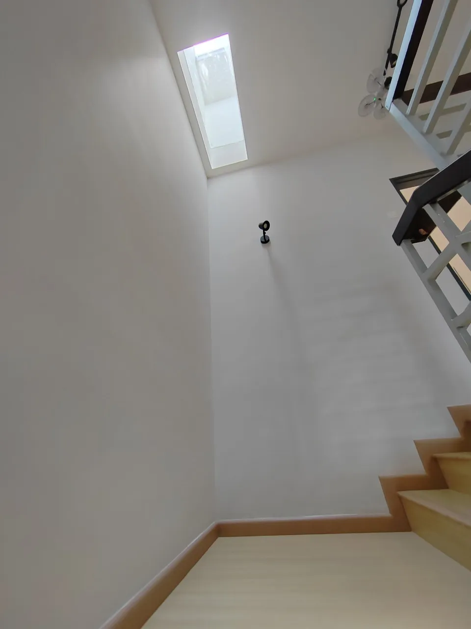 Foto rumah contoh skylight di atas ruang tangga