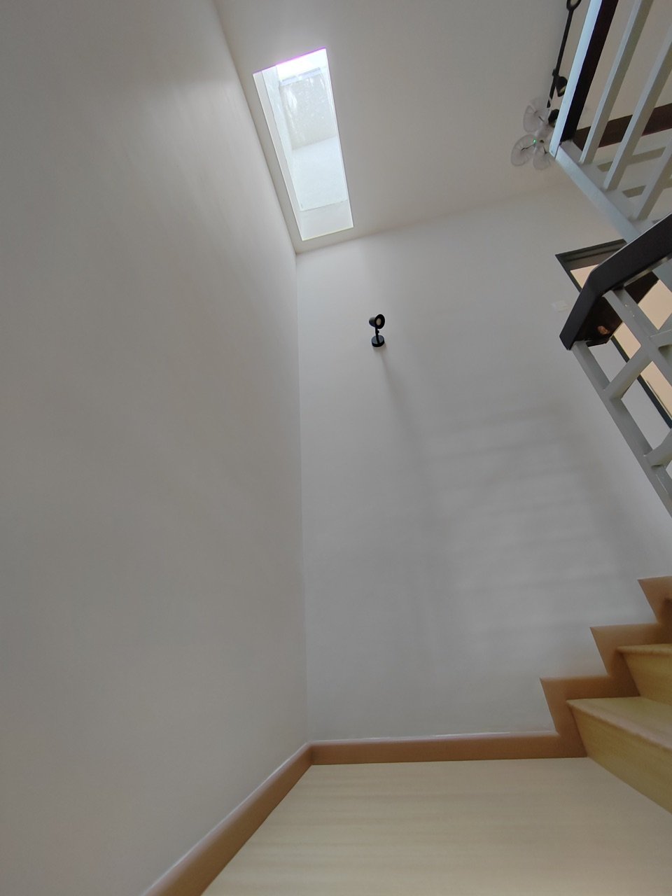 Foto rumah contoh skylight di atas ruang tangga