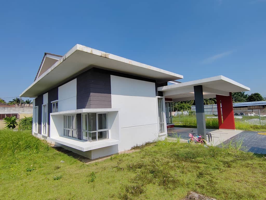 Foto sebenar rumah banglo setingkat IndahVille 2 yang telah siap, dinding putih dan kelabu dengan anjung kereta bertiang merah