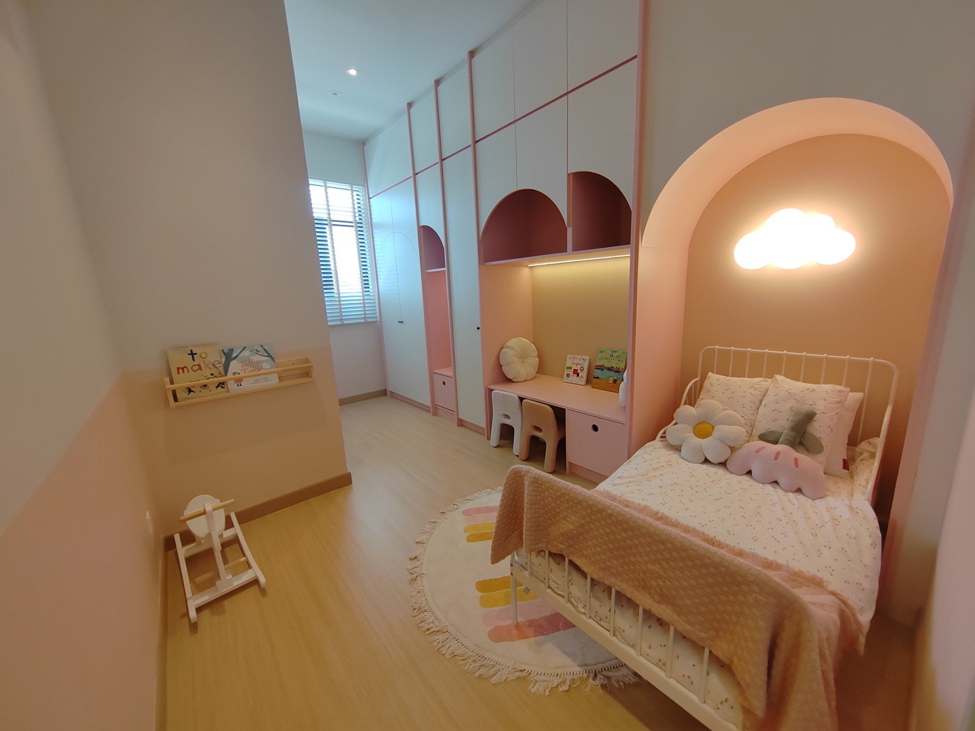 Foto rumah contoh Kamelia: bilik tidur ketiga dihias untuk kanak-kanak