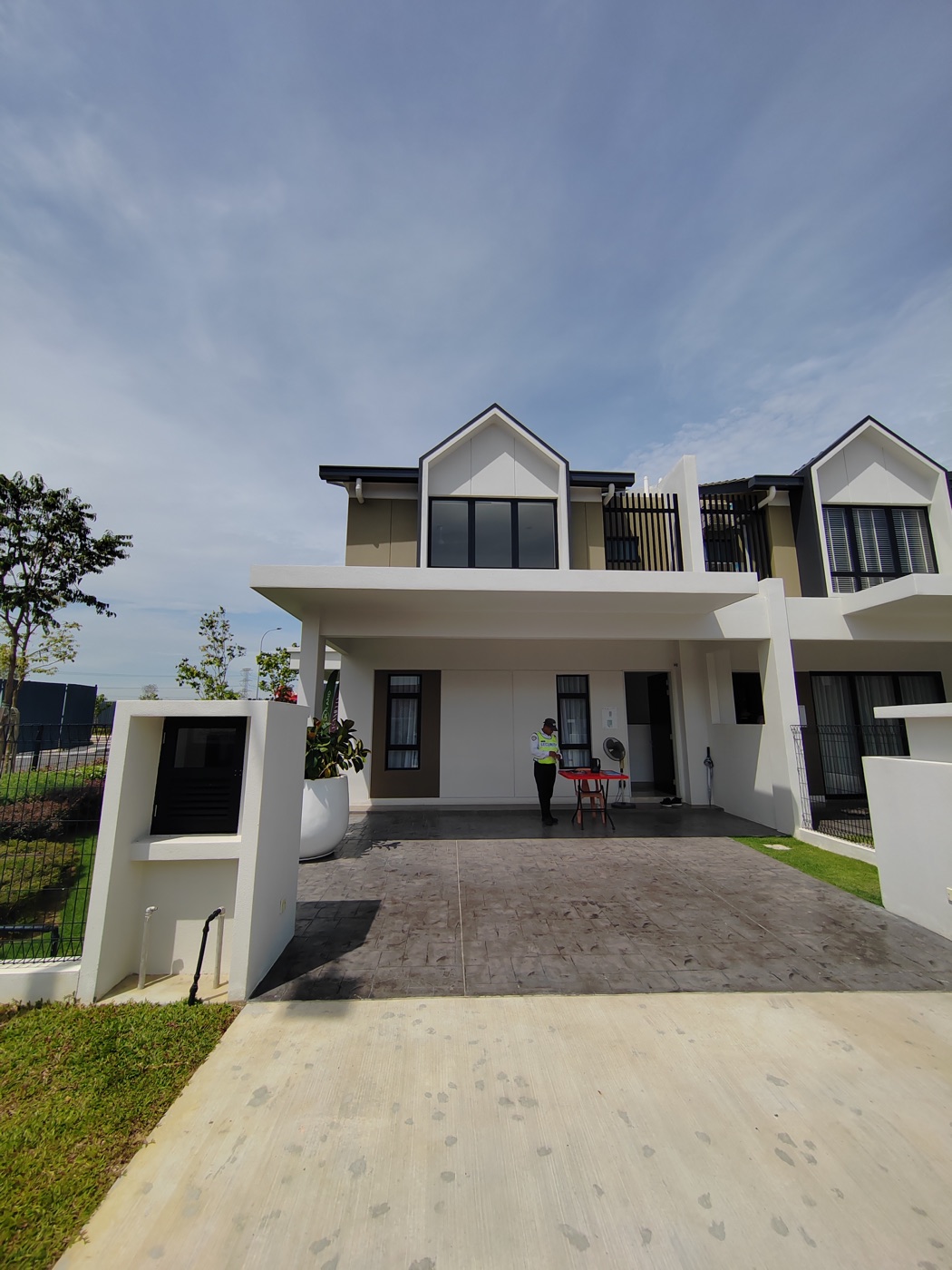Foto sebenar hadapan rumah contoh teres dua tingkat Kamelia