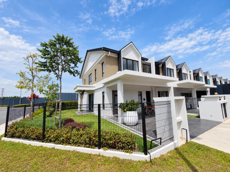 Foto sebenar rumah contoh Kamelia di Caledonia Bestari Jaya, rumah teres dua tingkat