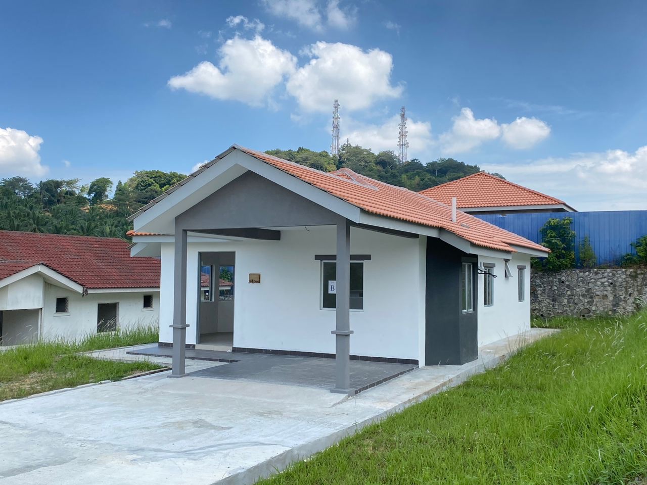 Foto sebenar rumah contoh Kerayong Hills Jenis B (Melati) dengan anjung kereta dan bumbung genting jingga