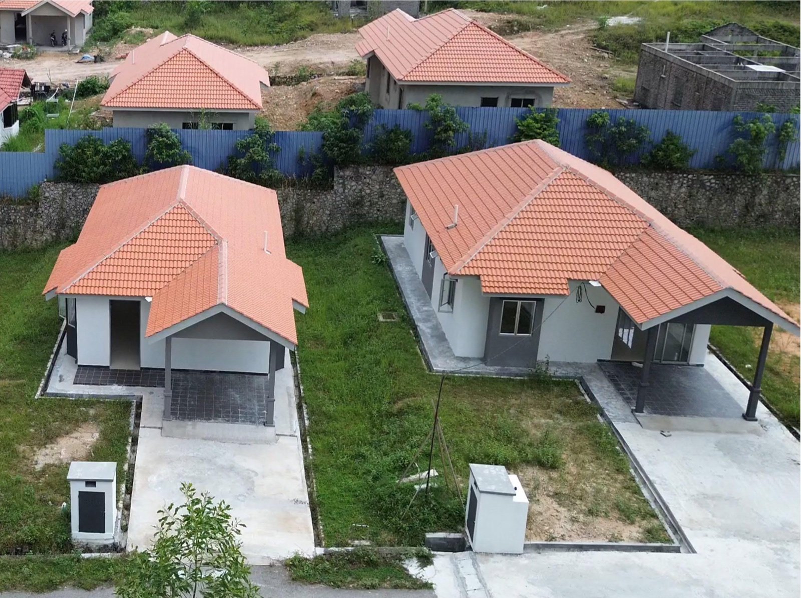 Foto dron dua rumah contoh banglo setingkat di kampung unit contoh Kerayong Hills