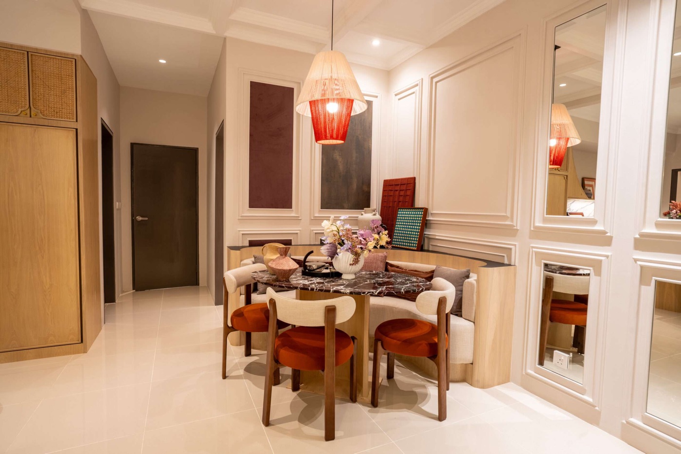 Foto ruang makan unit Jenis A yang dihias