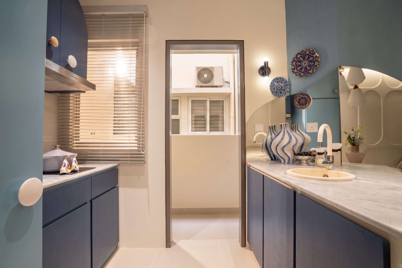 Foto ruang dapur unit Jenis B yang dihias dengan kabinet biru