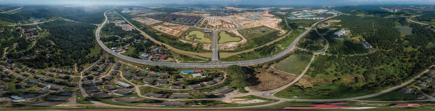 Foto udara panorama perbandaran Daunan, Alam Perdana menunjukkan jalan utama, tasik dan kawasan pembangunan