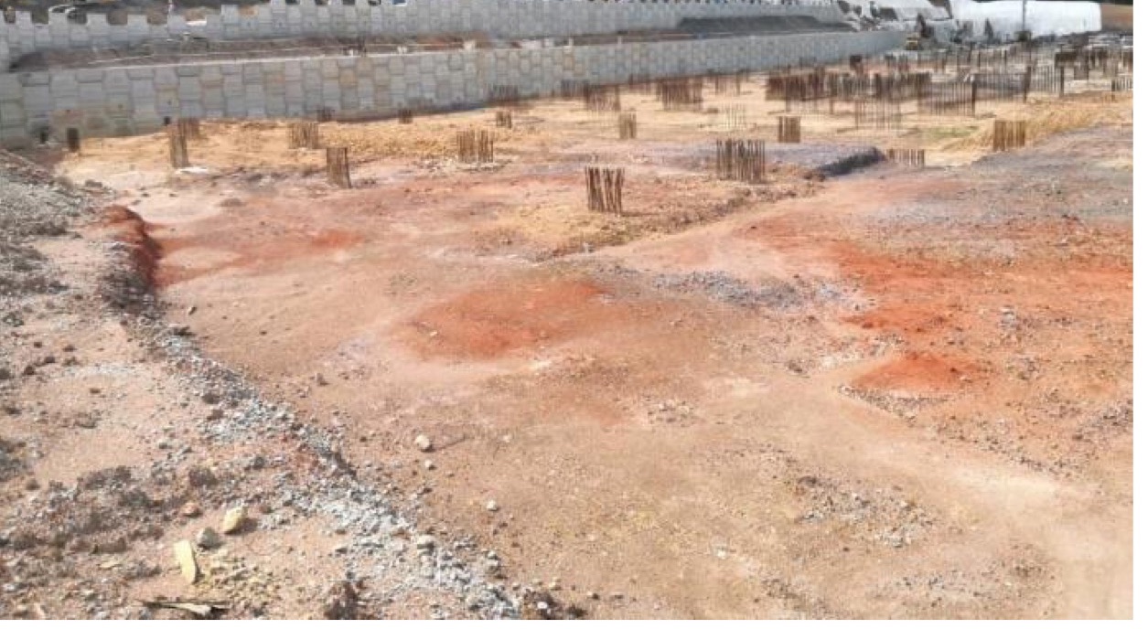 Foto sebenar tapak Mirai Residence pada Julai 2021 menunjukkan cerucuk dan tembok penahan konkrit