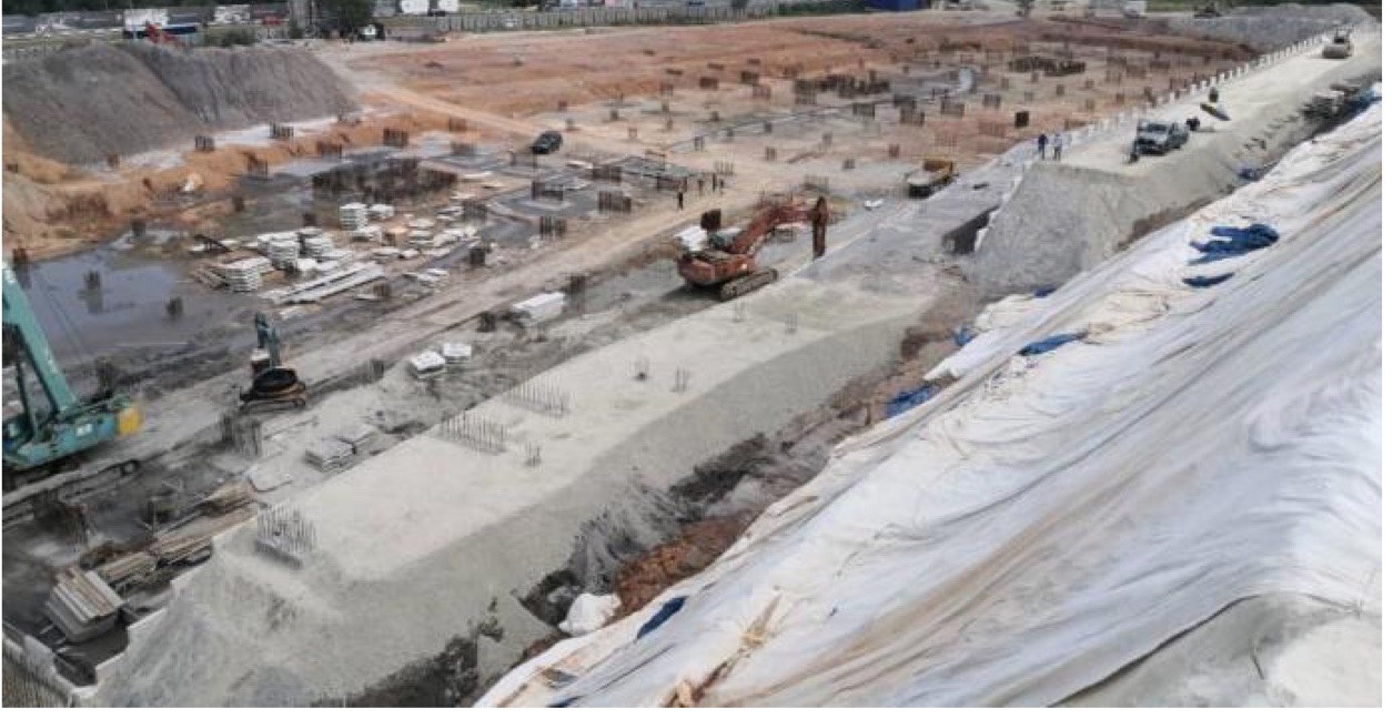 Foto sebenar tapak pembinaan Mirai Residence pada Julai 2021 dengan jentera dan kepala cerucuk