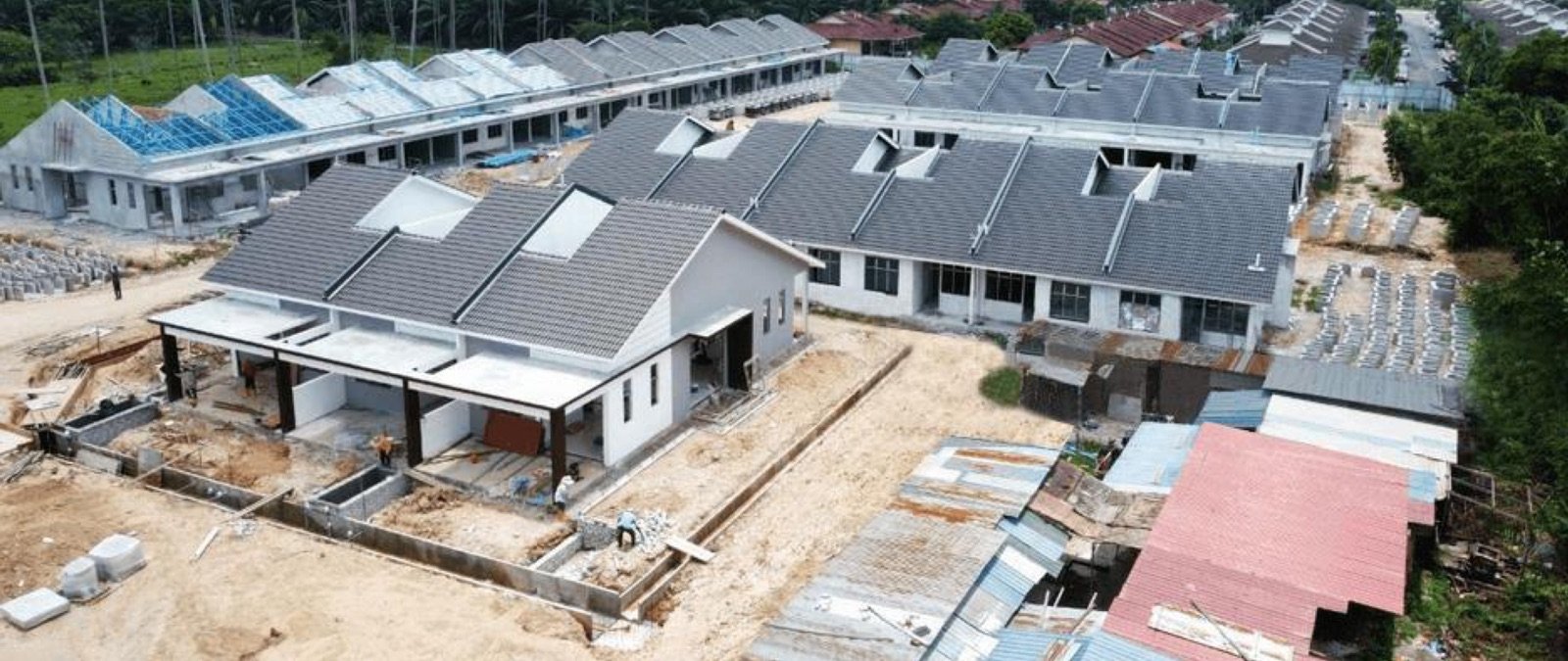 Foto dron sebenar tapak Nanas Residence pada 2024 menunjukkan deretan rumah teres setingkat berbumbung kelabu dalam pembinaan